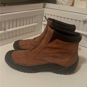 Clark high quality men’s boots. Perfect for icy or snowy conditions & outsiders